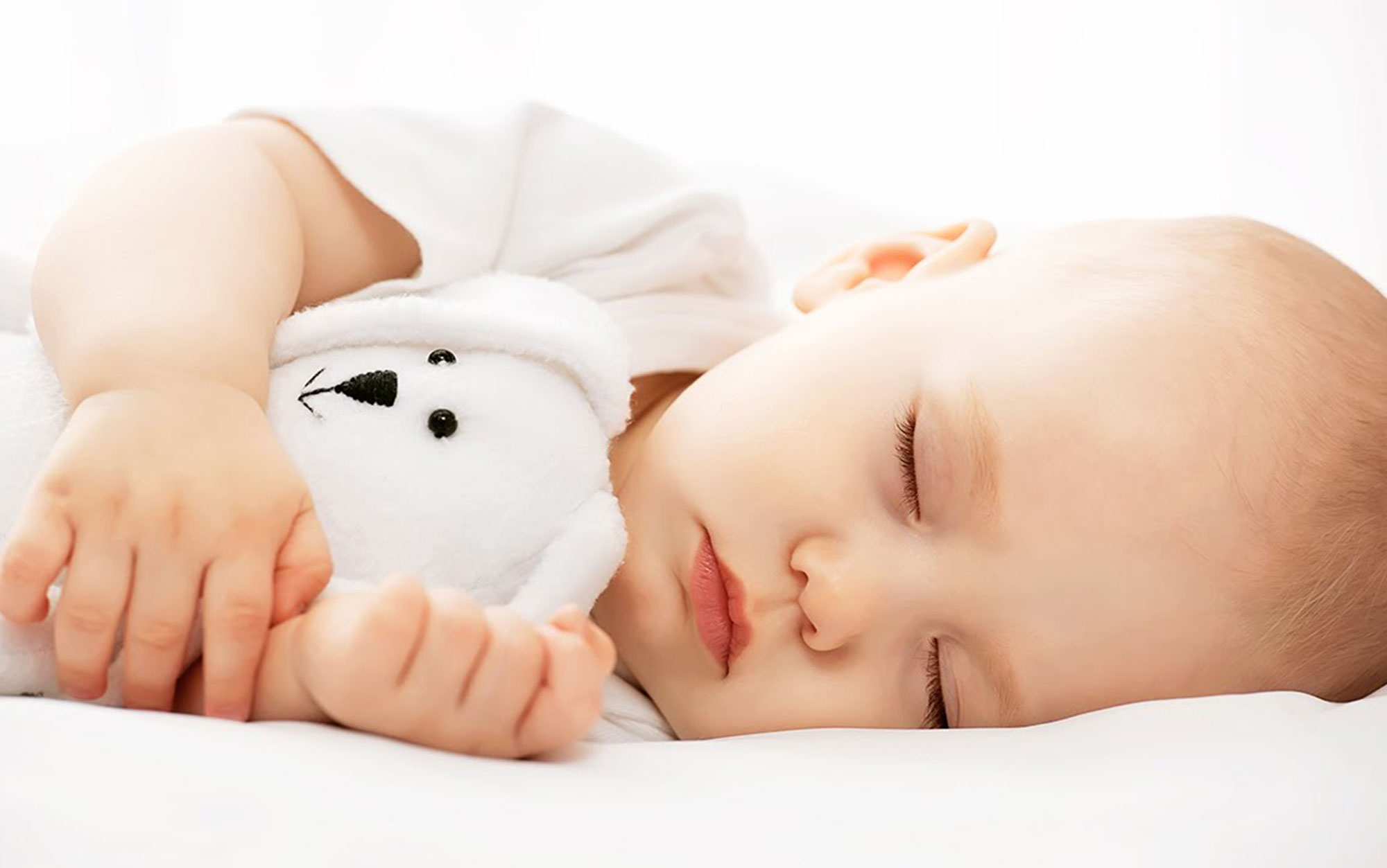 How Night Nannies For Newborns Handle Critical Childcare Situations